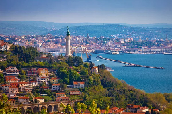Trieste deniz feneri ve şehir manzarası panoramik görünümü — Stok fotoğraf
