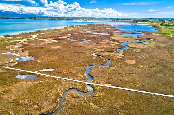 Marais marins et plage de sable peu profonde de Nin vue aérienne — Photo