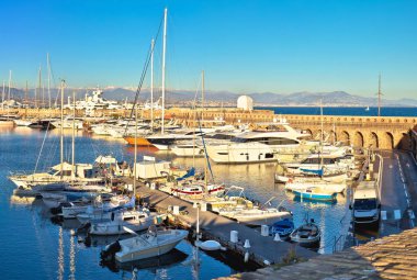 Antibes panoramik görünümünde Port Vauban limanı