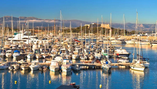 Antibes waterfront und port vauban harbour panoramablick — Stockfoto