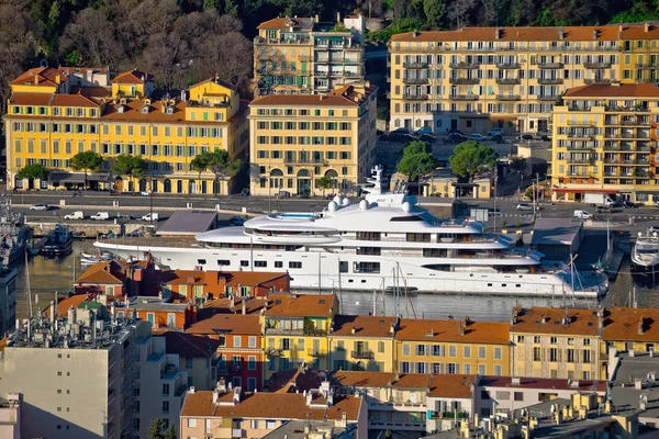 Miasta w Nicei, kolorowe nabrzeża i żeglarskie harbor widok z lotu ptaka — Zdjęcie stockowe