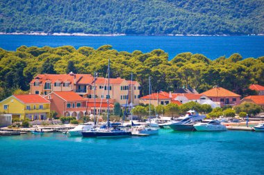 Krapanj Adası su manzaralı