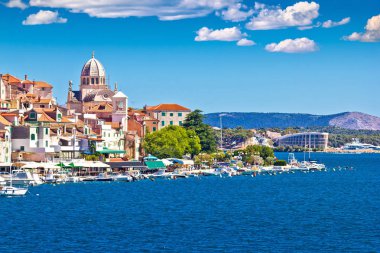 Eski Sibenik tarihi rıhtımı ve Unesco katedral manzarası