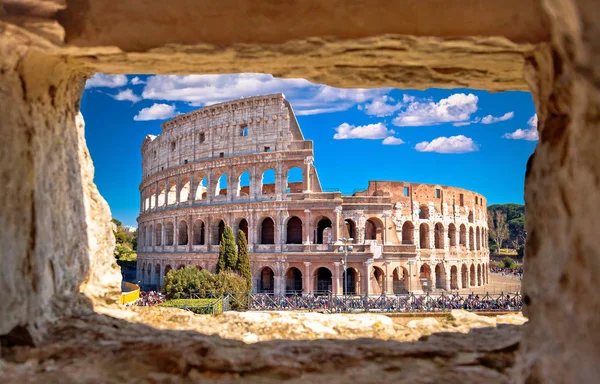 Coliseu de Roma vista panorâmica através da janela de pedra — Fotografia de Stock