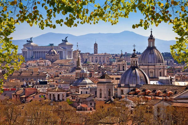 Róma örök városa tereptárgyak és háztetők látképe — Stock Fotó