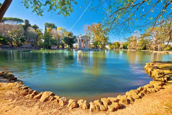 Laghetto Di Borghese gölü ve Roma'daki Asclepius Tapınağı — Stok fotoğraf