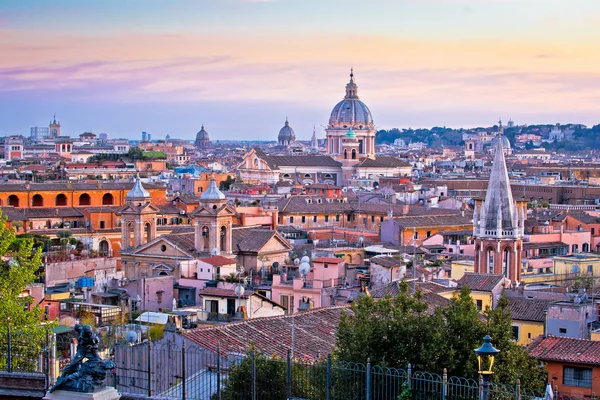 Róma háztetők és tereptárgyak színes naplemente kilátás — Stock Fotó