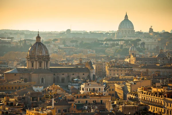 Вечный город Рим крыши и башни золотой вид на закат — стоковое фото