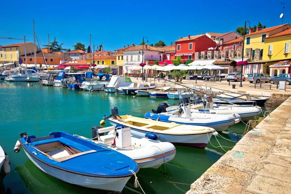 Novigrad Istarski historyczne nabrzeże i kolorowy widok na port — Zdjęcie stockowe