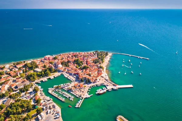 Novigrad Istarski tarihi kıyı kasabası hava manzarası — Stok fotoğraf