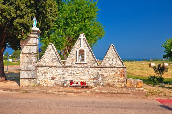 Monumento de pedra religiosa na vista de Dajla — Fotografia de Stock