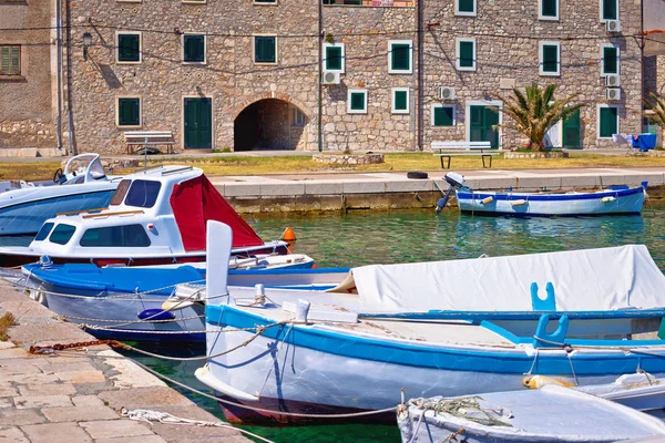 Gamla stenhus Aon Krapanj Island Waterfront — Stockfoto