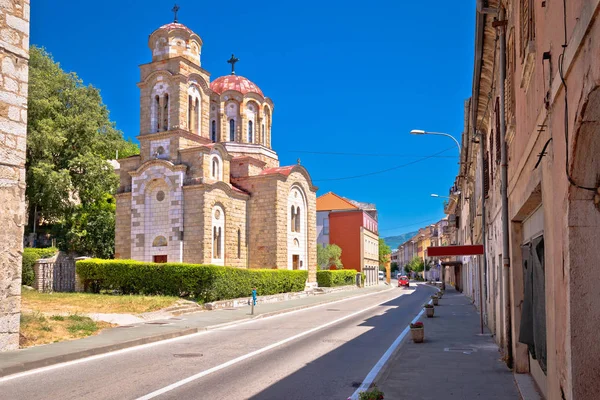 Ville de Knin et église orthodoxe vue sur la rue — Photo