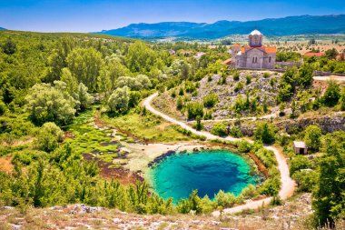 Cetina Nehri kaynak suyu ve Ortodoks Kilisesi hava manzarası