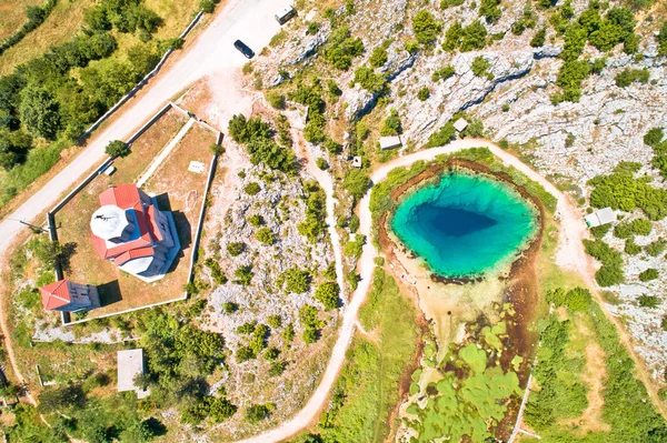 Cetina rivier bron waterput en orthodoxe kerk luchtfoto — Stockfoto