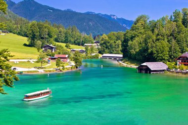 Konigssee Alp gölü kıyı şeridi görünümü