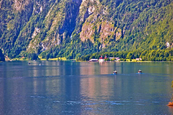 Konigssee alpesi-tó és Szent Bertalan-templom nézet — Stock Fotó