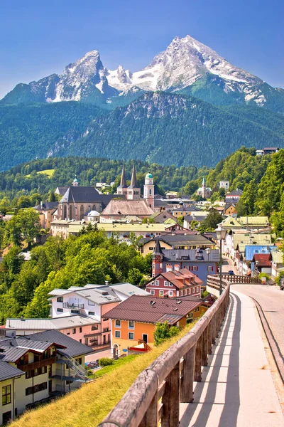 Staden Berchtesgaden och utsikt över Alperna — Stockfoto