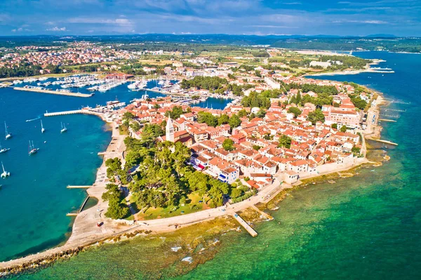 Novigrad Istarski histórica ciudad costera vista aérea — Foto de Stock