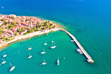 Novigrad Istarski tarihi kıyı kasabası hava manzarası