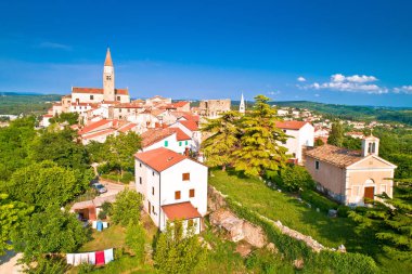 Yeşil tepe panoramik manzaralı eski Buje kasabası