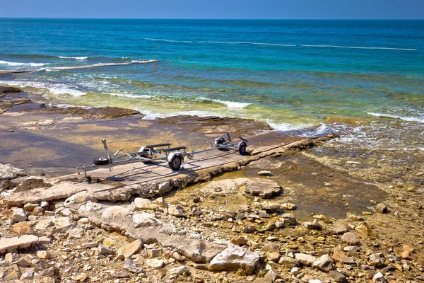 Rimorchio barca sul mare con vista sulla spiaggia di pietra — Foto Stock