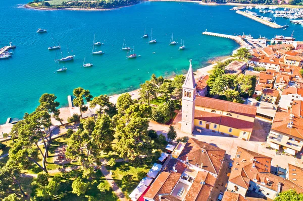 Cidade de Novigrad Istarski arquitetura centro histórico e saili — Fotografia de Stock