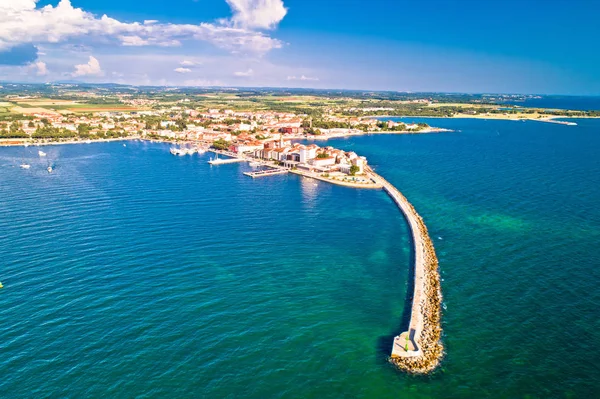 Cidade histórica de Umag e porto vista aérea quebra-mar — Fotografia de Stock
