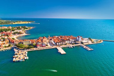 Umag Kasabası tarihi kıyı şeridi mimarisi hava manzarası