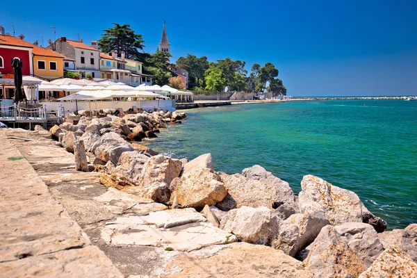 Novigrad Istarski idyllische kustlijn en stad Waterfront uitzicht — Stockfoto