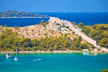 Grebastica körfezi görünümünde Ostrica Antik duvar