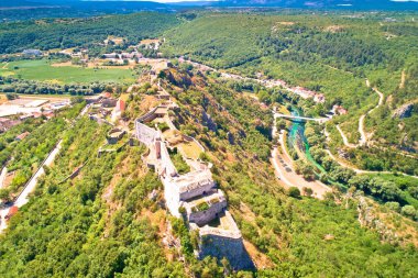 Knin kalesi ve Krka nehri havadan görünümü