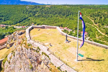 Knin kale yayla nad büyük hırvat bayrağı havadan görünümü,