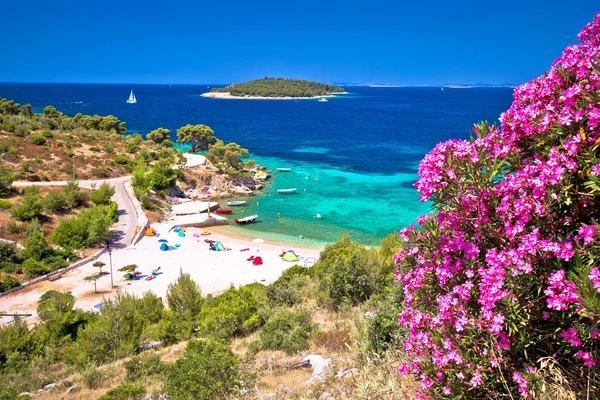 Idyllischer adriatischer Strand bilo in der Nähe primosten view — Stockfoto