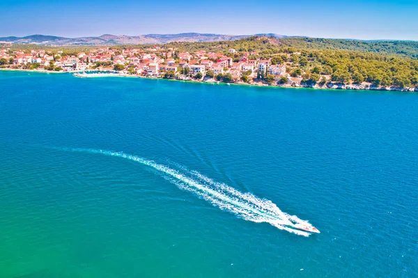 Vila Brodarica no mar Adriático vista da orla marítima — Fotografia de Stock