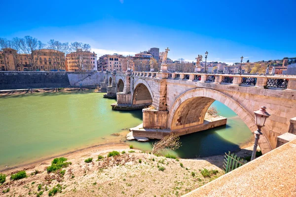 Oude stenen brug Ponte Sant Angelo op de rivier de Tiber in Rome — Stockfoto