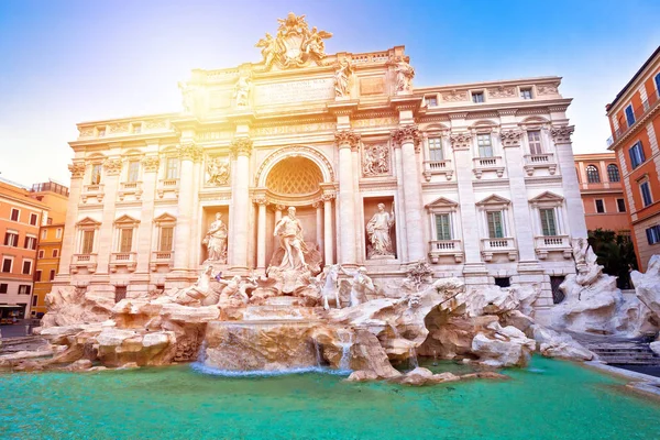 Majestic Trevi-kút Rómában Sun Haze megtekintéséhez — Stock Fotó