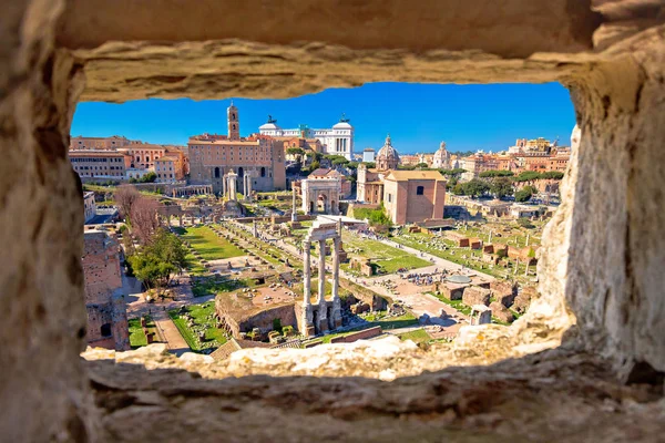 Scenic aerial stone window view over the ruins of the Roman Foru — Stock Photo, Image