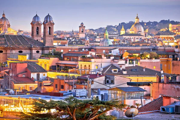 Telhados coloridos da Cidade Eterna de Roma ao entardecer — Fotografia de Stock