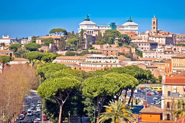 Eeuwige stad van Rome bezienswaardigheden een skyline uitzicht op de daken — Stockfoto