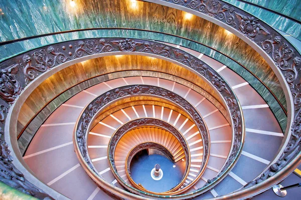 Vatican-Wirbeltreppe farbenfroher Blick von oben — Stockfoto