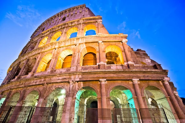 Majestoso Coliseu de Roma vista colorida noite — Fotografia de Stock