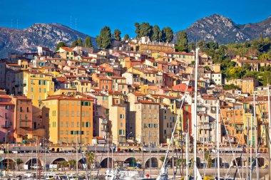 Menton liman ve mimari manzaralı Colorful Cote d Azur kasabası