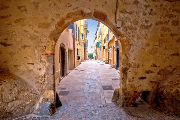 Saint Tropez tarihi şehir kapısı ve renkli sokak manzarası — Stok fotoğraf