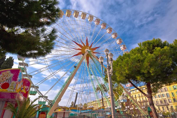 Roda gigante agradável e vista divertida do parque — Fotografia de Stock