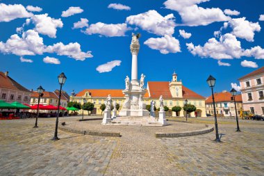 Osijek Tvrdja tarihi kasabasında Kutsal teslis meydanı
