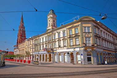 Osijek ana meydanı ve katedral sokak manzarası