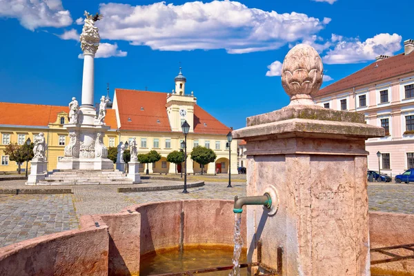 Ancienne rue pavée et fontaine à Tvrdja ville historique d'Osijek — Photo