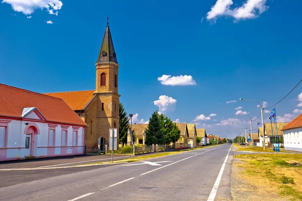 Vista sulla strada della chiesa Karanac e architettura storica — Foto Stock