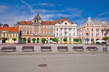Novi Sad kemerleri ve mimari görünümünde Özgürlük meydanı